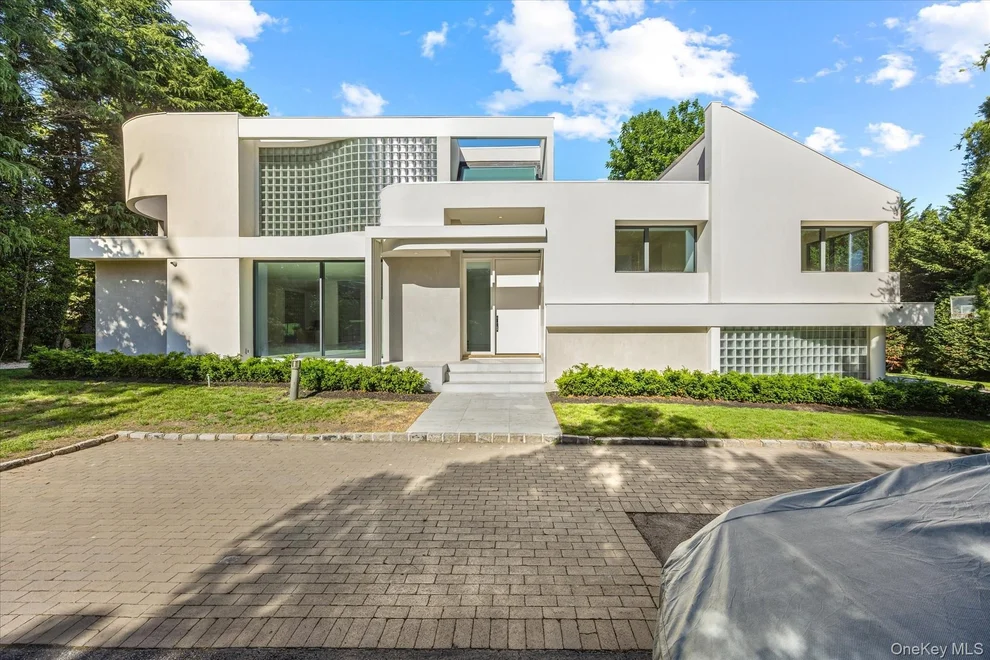 Unit for sale at 1 Foxwood Road, North Hempstead, NY 11024