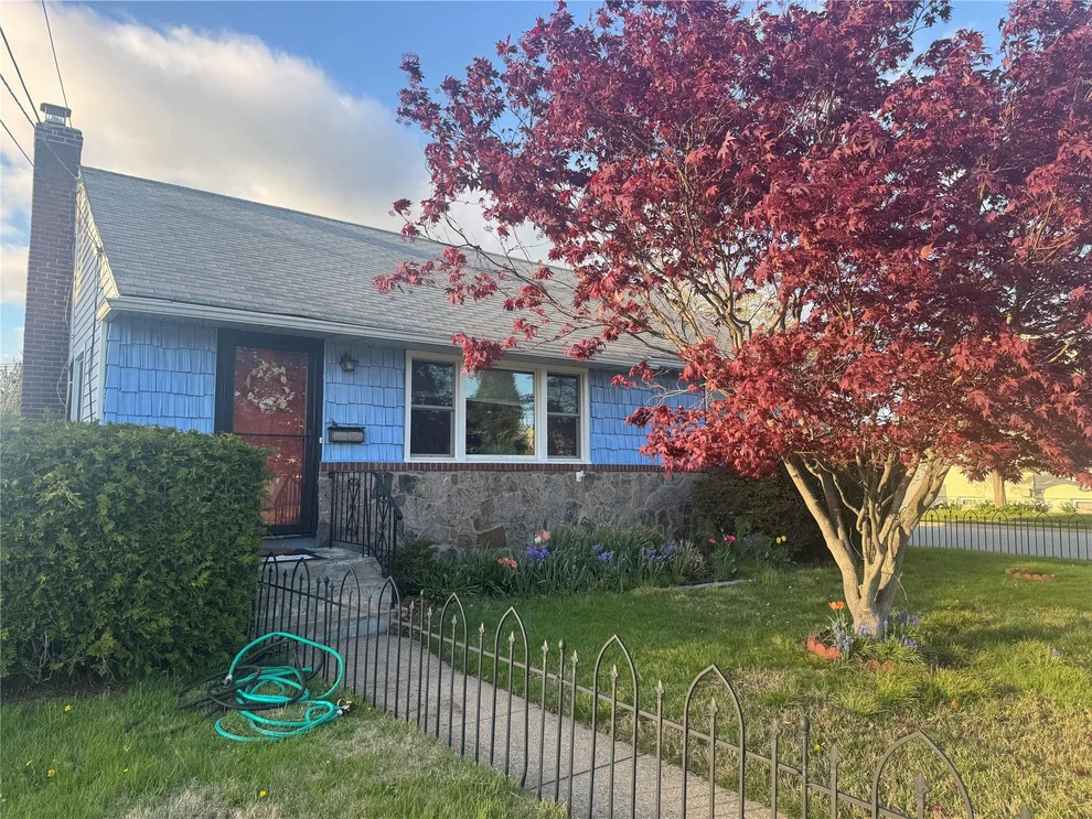 Unit for sale at 7 Prose Street, Oyster Bay, NY 11801