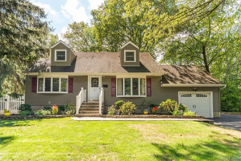 Unit for sale at 5 Bellows Lane, Clarkstown, NY 10956