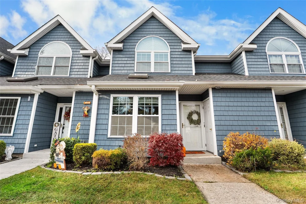 Unit for sale at 8 Sunridge Lane, Islip, NY 11751
