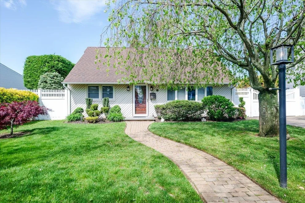 Unit for sale at 16 Roxbury Lane, Oyster Bay, NY 11758