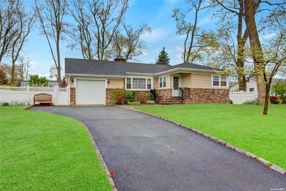 Unit for sale at 530 Gwynn Street, Babylon, NY 11702