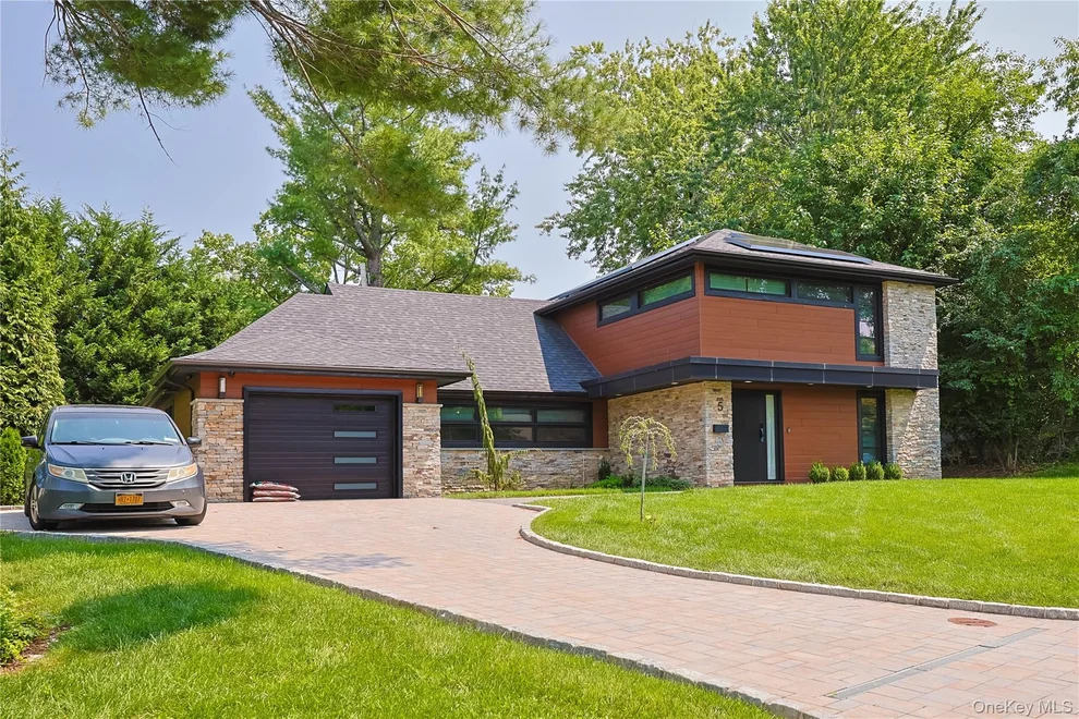 Unit for sale at 5 Market Lane, North Hempstead, NY 11020