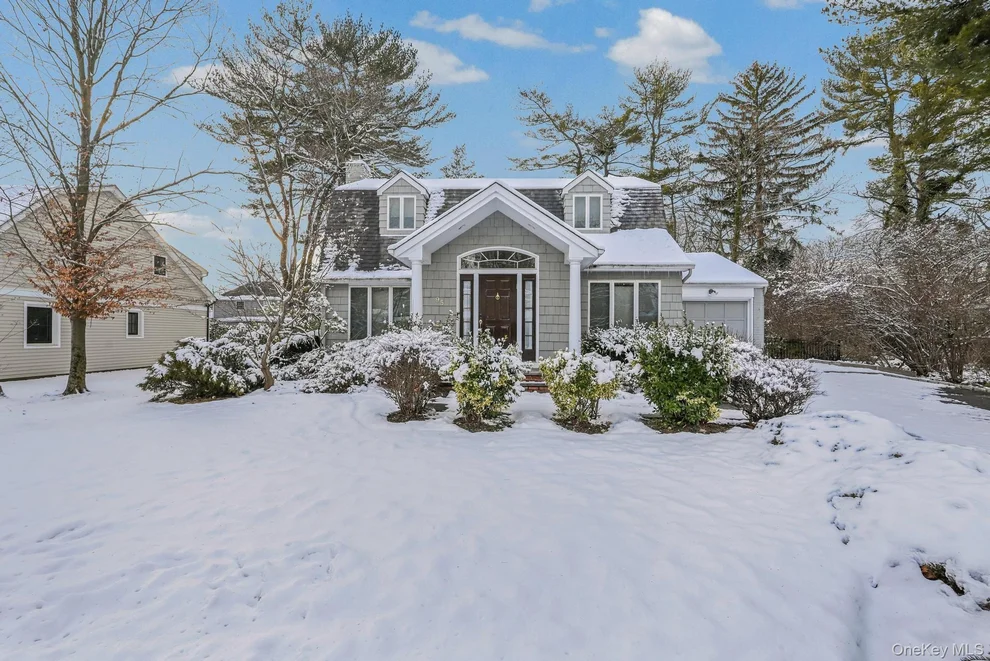 Unit for sale at 95 Oakdale Lane, North Hempstead, NY 11577