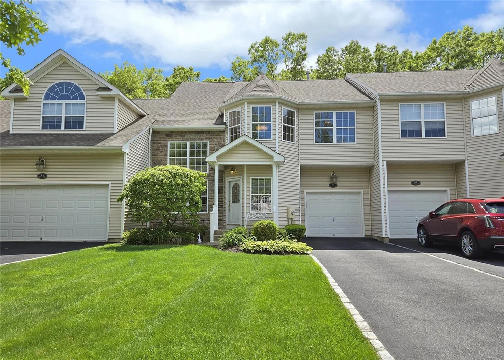 Unit for sale at 91 Tiffany Court S, Smithtown, NY 11767