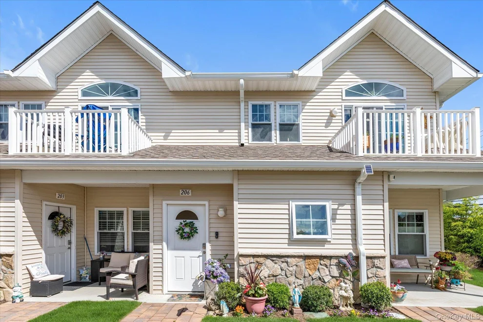 Unit for sale at 206 Anchor Court, Babylon, NY 11726