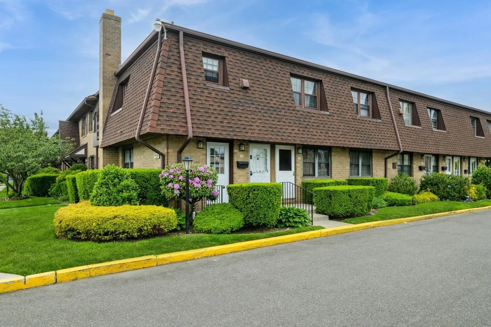 Unit for sale at 240 Mariners Way, Babylon, NY 11726