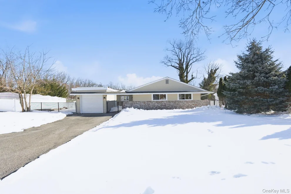 Unit for sale at 5 Bowman Lane, Smithtown, NY 11754