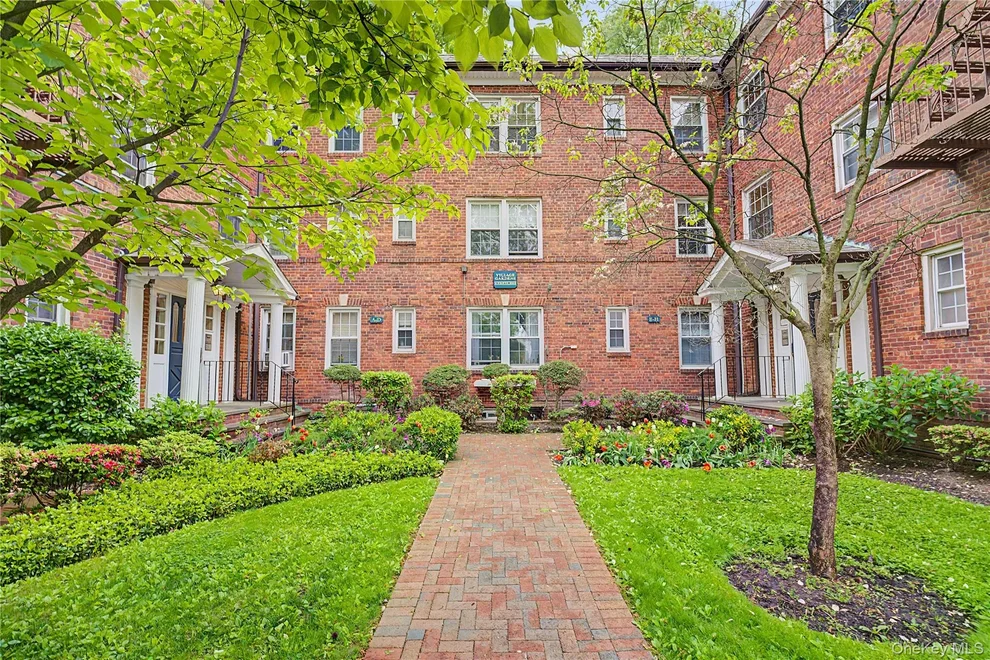 Unit for sale at 10 Welwyn Road, North Hempstead, NY 11021