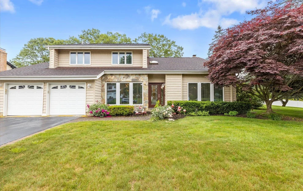 Unit for sale at 34 Oak Meadow Road, Smithtown, NY 11725