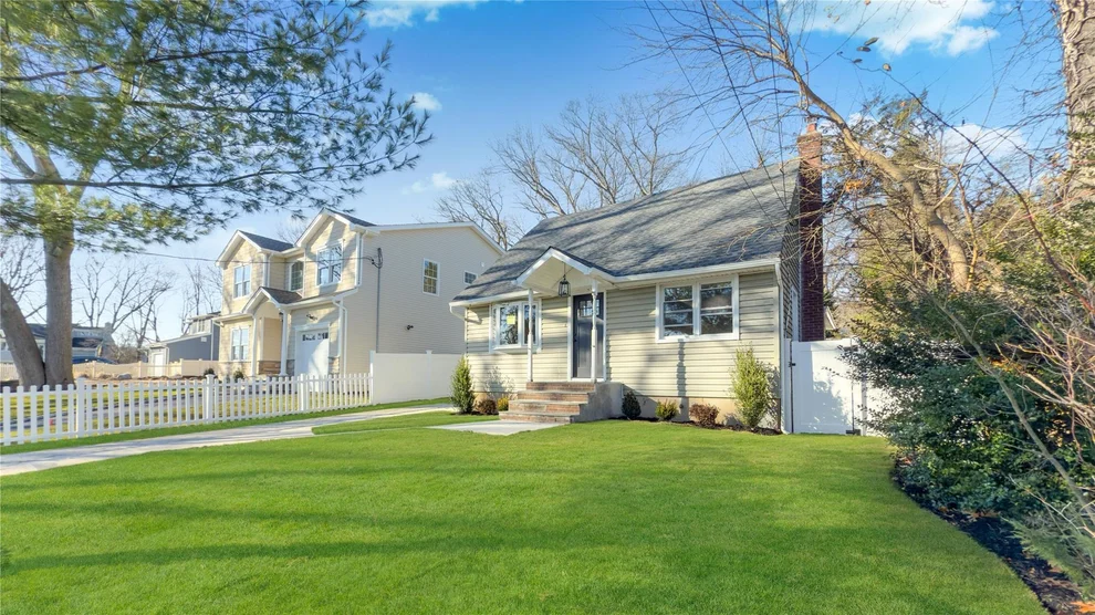Unit for sale at 11 Hickory, Oyster Bay, NY 11709