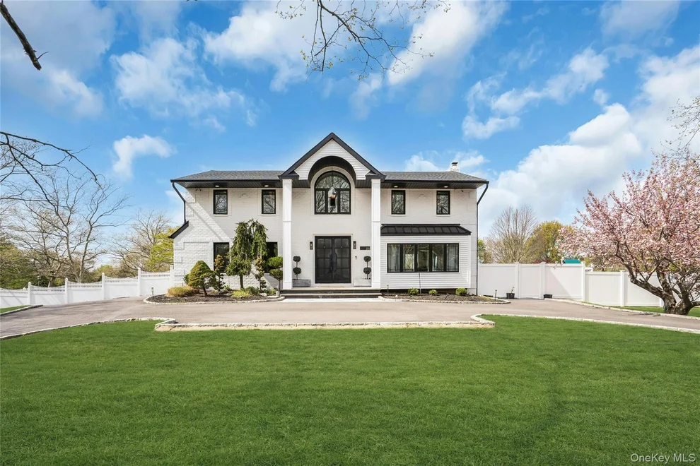 Unit for sale at 25 Quintree Lane, Huntington, NY 11747