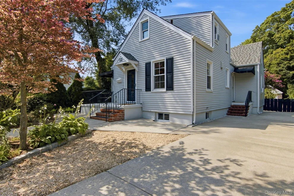 Unit for sale at 32 Franklin Avenue, Oyster Bay, NY 11579