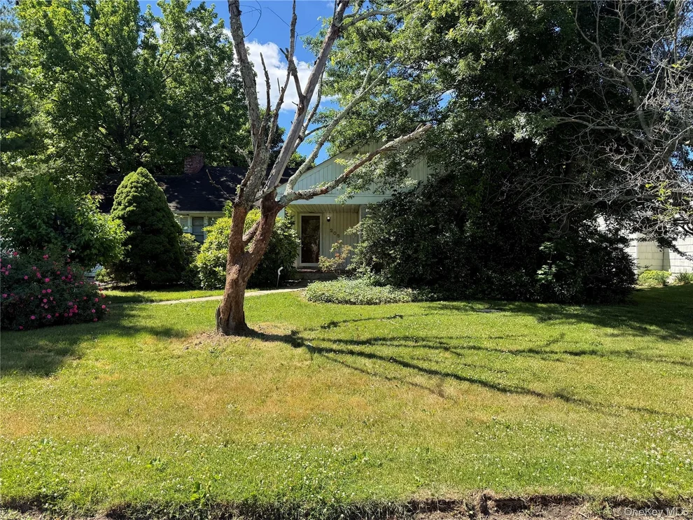 Unit for sale at 208 Overlook Terrace, North Hempstead, NY 11577