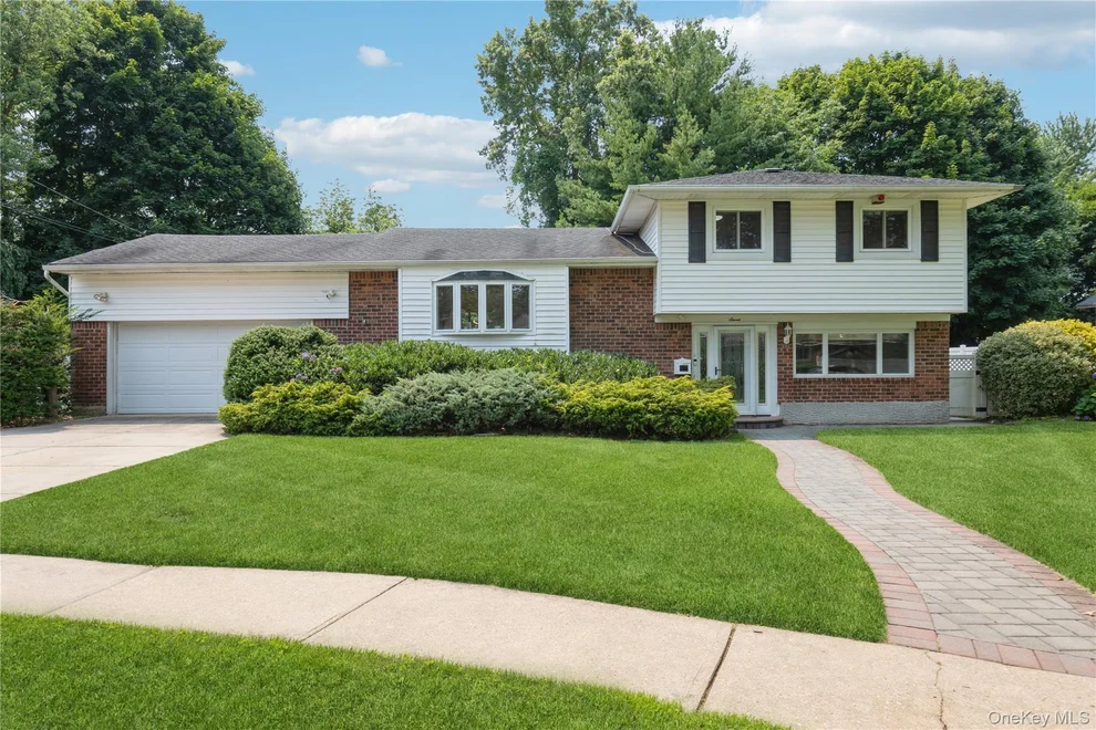 Unit for sale at 7 Ebb Court, Huntington, NY 11725