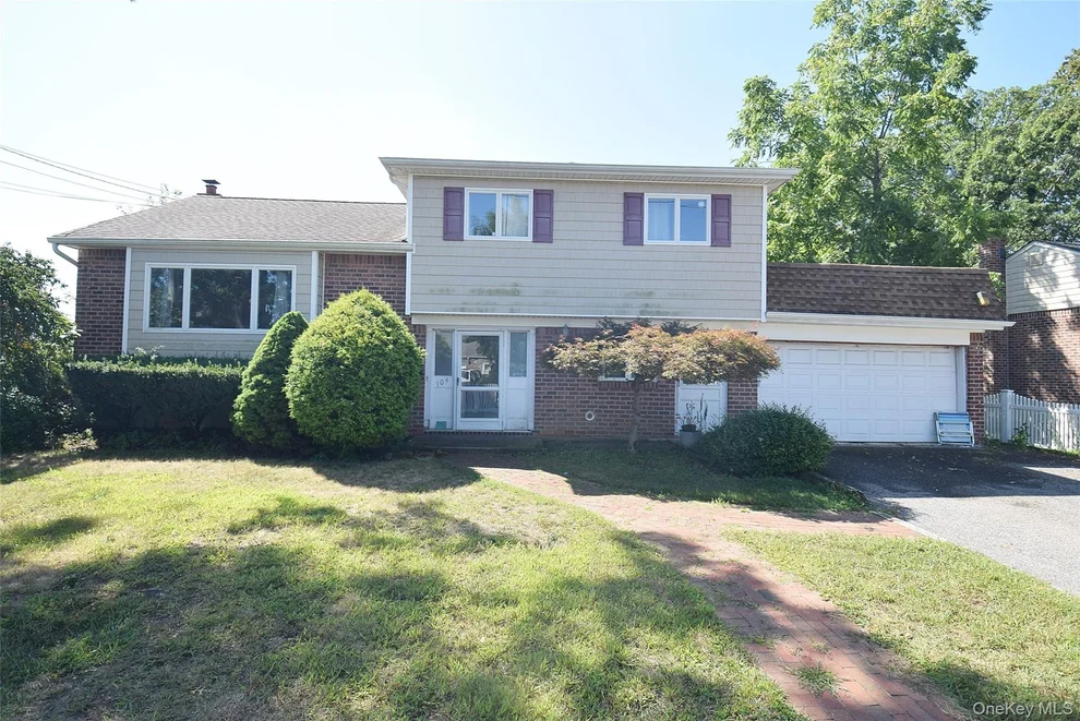 Unit for sale at 104 Woods Road, Babylon, NY 11703