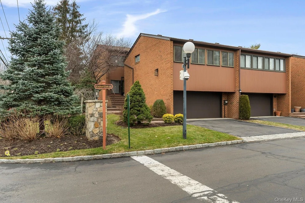 Unit for sale at 2 Cricket Club Drive, North Hempstead, NY 11576