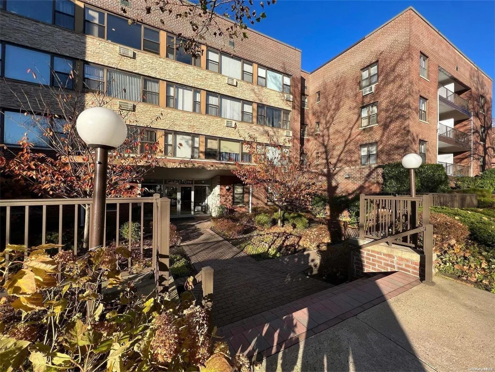 Unit for sale at 15 Hill Park Avenue, North Hempstead, NY 11021