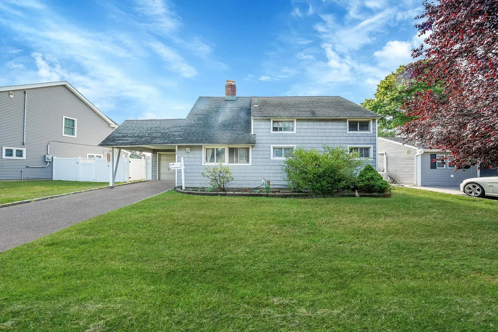 Unit for sale at 127 Brittle Lane, Oyster Bay, NY 11801