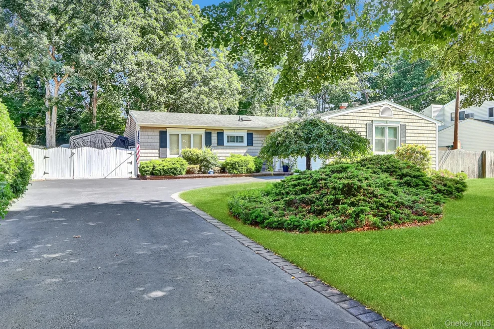 Unit for sale at 150 Shenandoah Boulevard N, Smithtown, NY 11767
