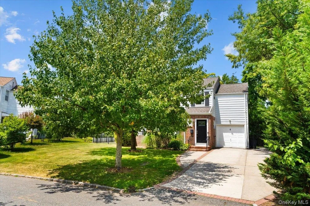 Unit for sale at 8 Park Circle, North Hempstead, NY 11024