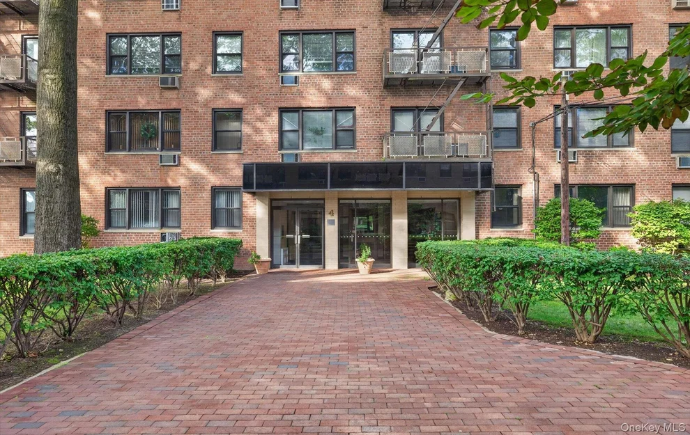 Unit for sale at 4 Birchwood Court, North Hempstead, NY 11501