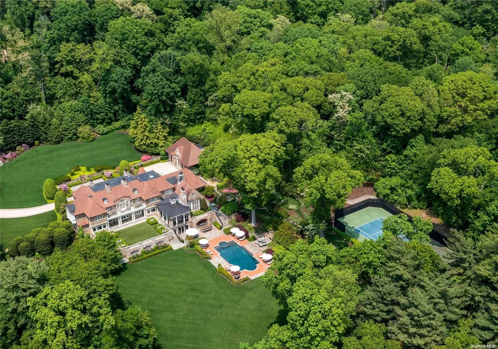 Unit for sale at 6 Spring Hill Lane, North Hempstead, NY 11568