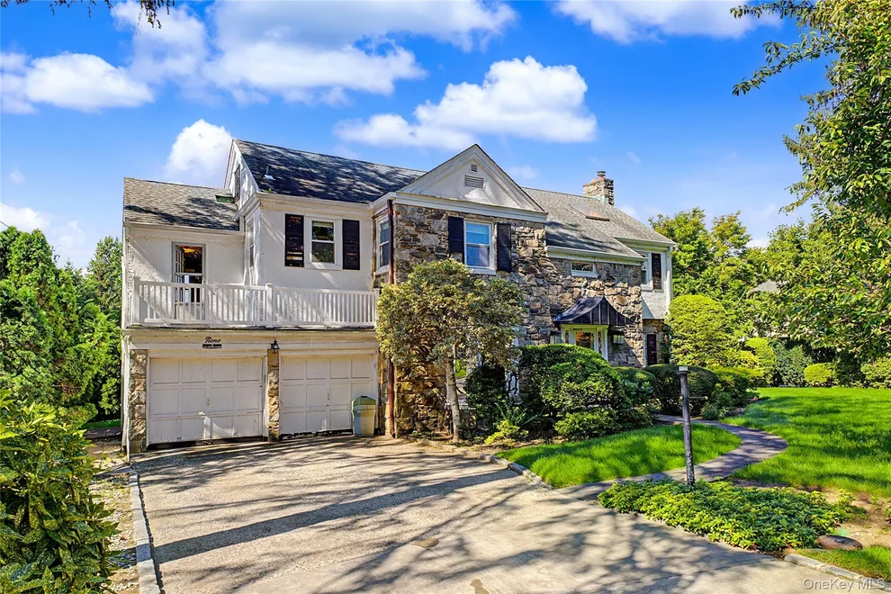 Unit for sale at 9 Old Pond Road, North Hempstead, NY 11023