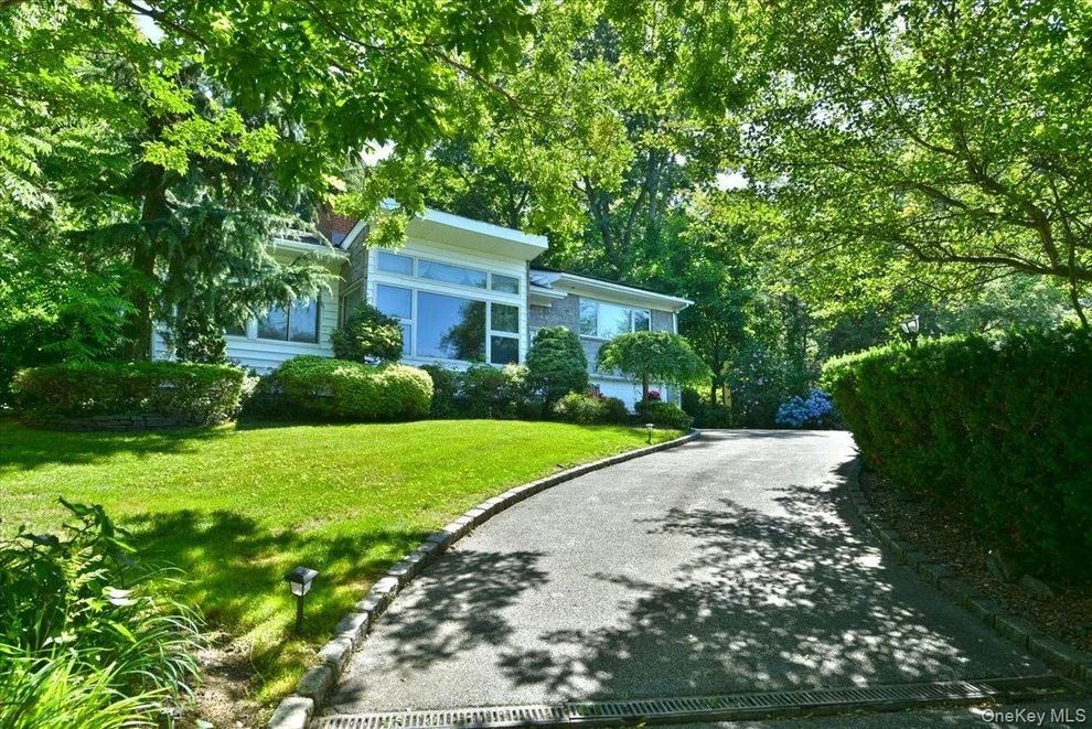 Unit for sale at 13 Vista Drive, North Hempstead, NY 11021