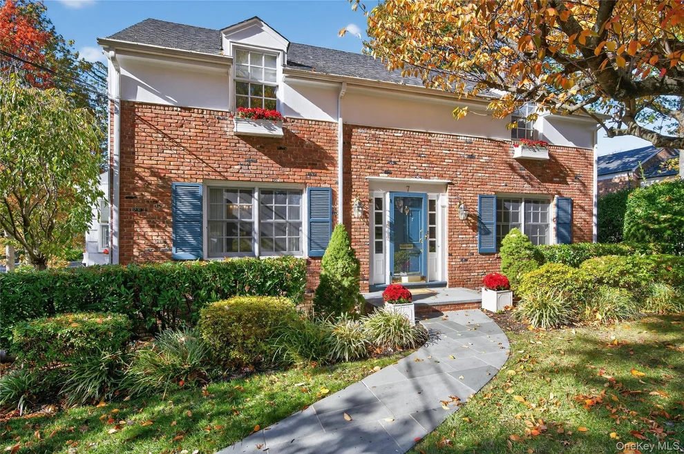Unit for sale at 7 Shore Road, North Hempstead, NY 11030