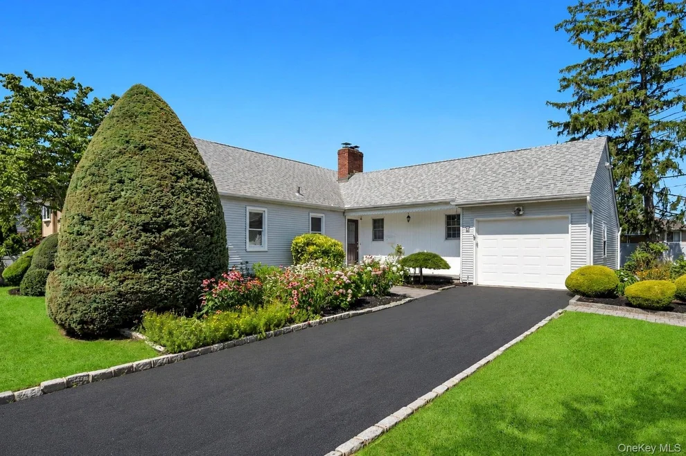 Unit for sale at 7 Albers Lane, Oyster Bay, NY 11735