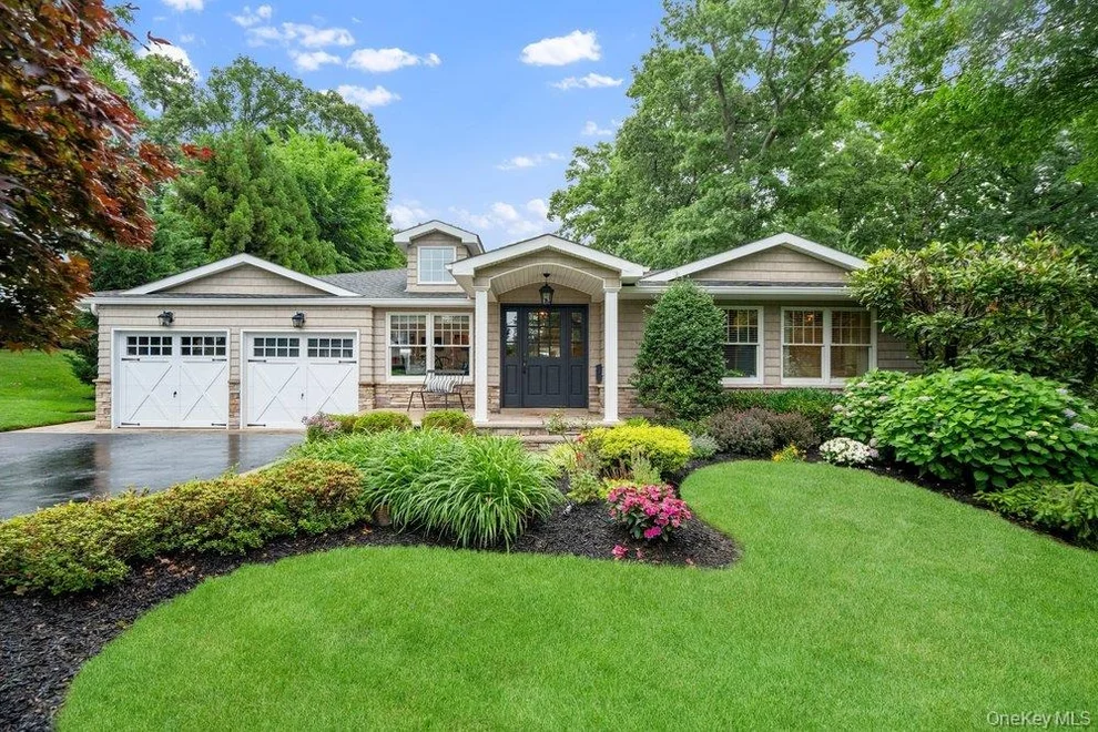 Unit for sale at 6 Colonial Gate, Oyster Bay, NY 11803
