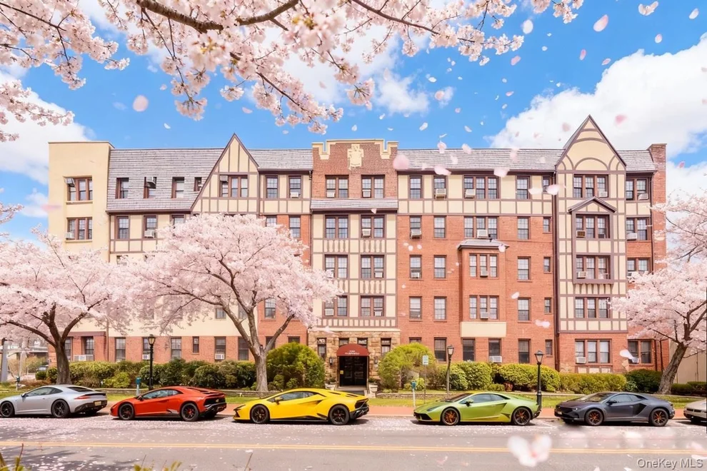Unit for sale at 4 Maple Drive, North Hempstead, NY 11021