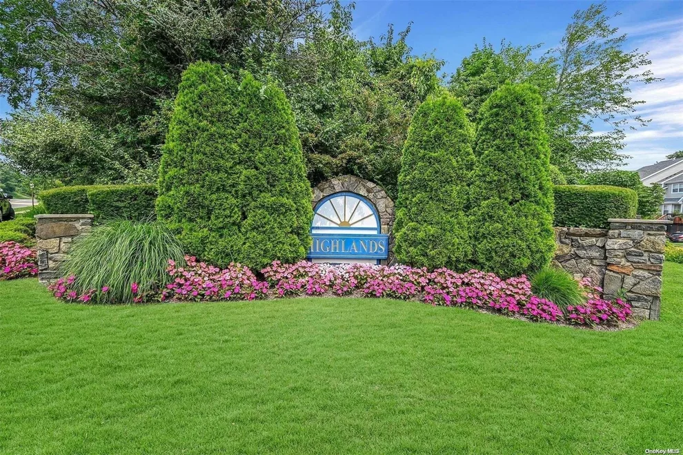 Unit for sale at 172 Windward Court S, Brookhaven, NY 11777