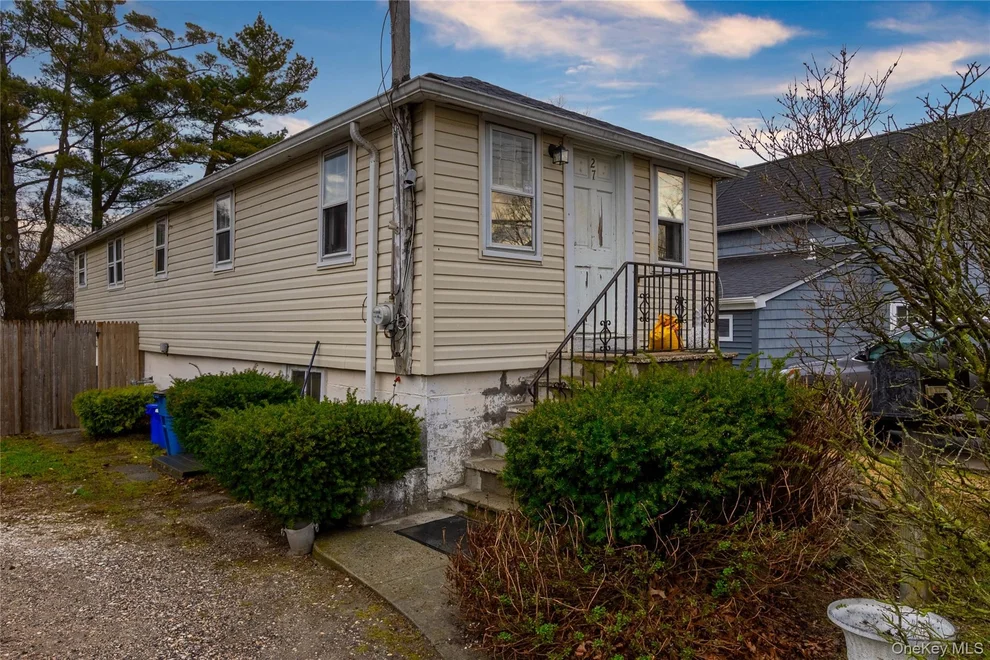Unit for sale at 27 Pearsall Place, Babylon, NY 11702