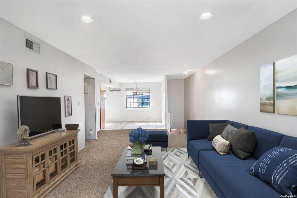 Unit for sale at 353 Mariners Way, Babylon, NY 11726