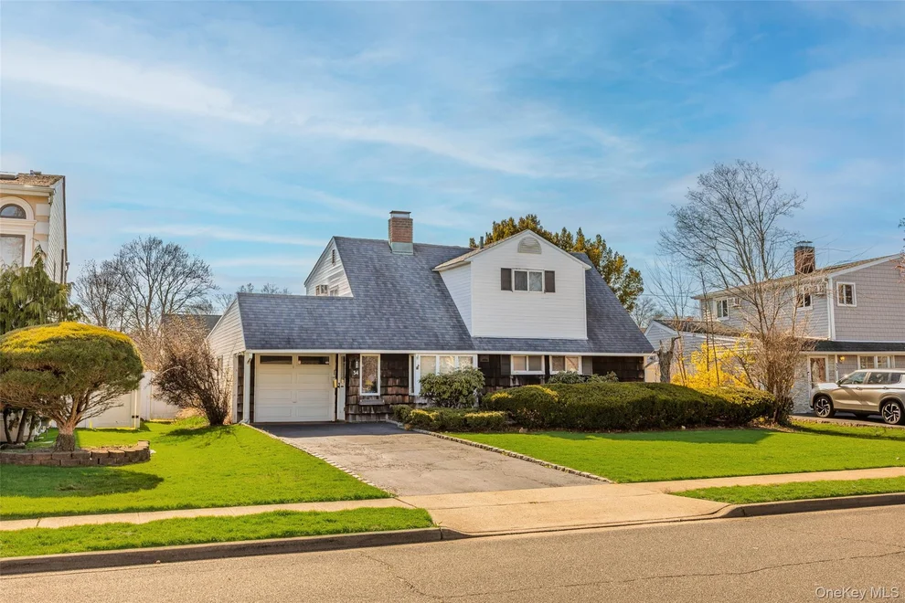 Unit for sale at 34 Link Lane, Oyster Bay, NY 11801