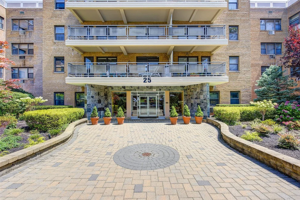 Unit for sale at 25 Park Place, North Hempstead, NY 11021