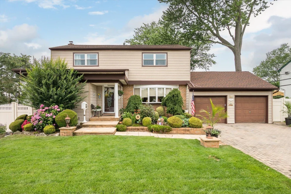 Unit for sale at 7 Crocus Drive, Oyster Bay, NY 11758