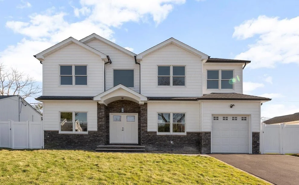 Unit for sale at 4 Terry Lane, Oyster Bay, NY 11803