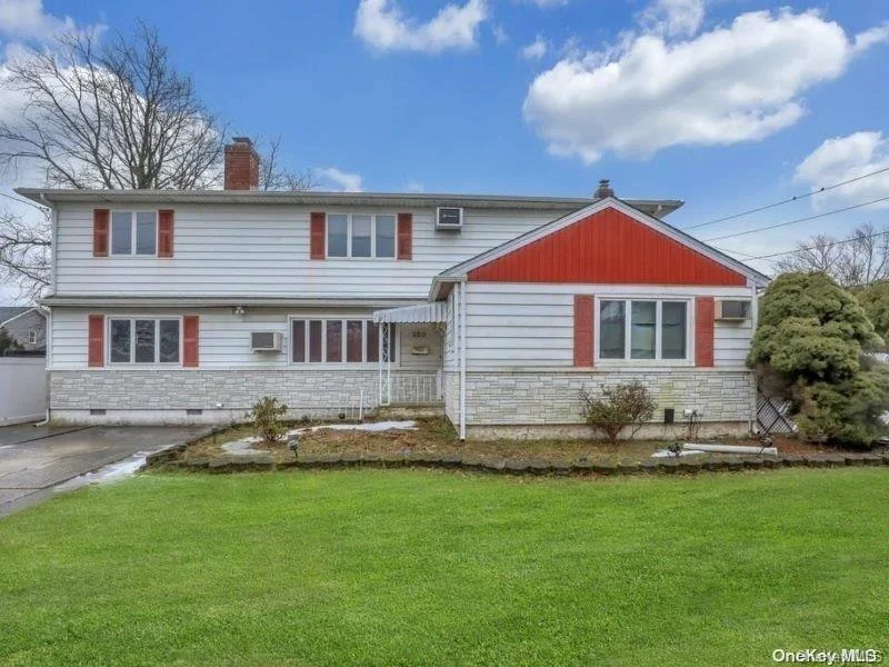 Unit for sale at 350 N Boston Avenue, Oyster Bay, NY 11758