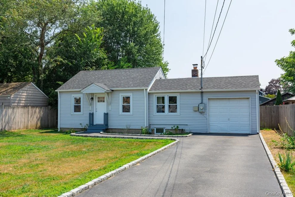 Unit for sale at 80 Kensington Court, Babylon, NY 11726