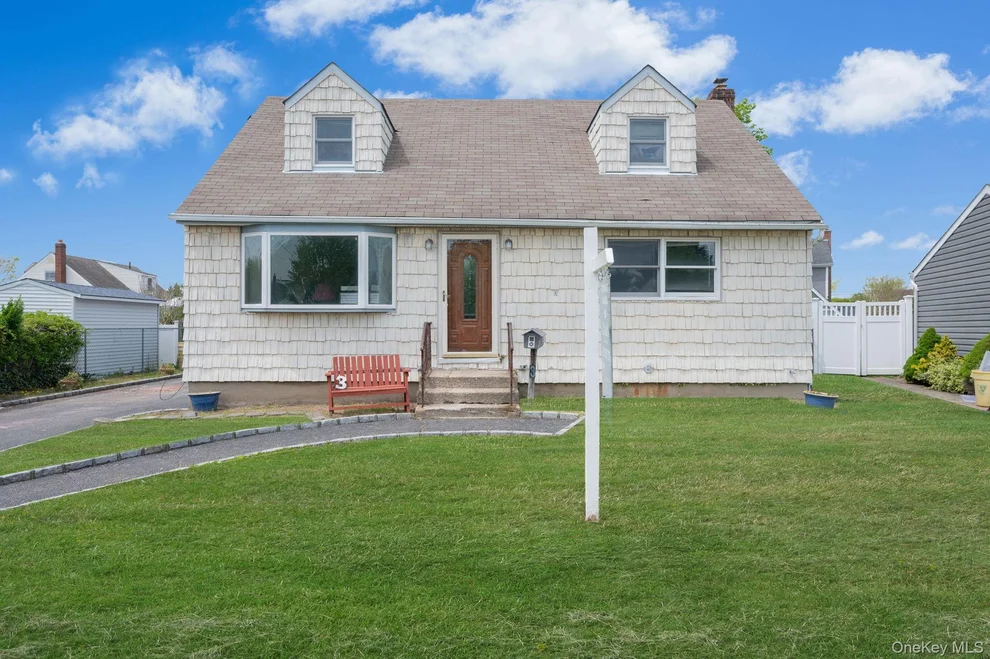Unit for sale at 3 Layton Avenue, Oyster Bay, NY 11801
