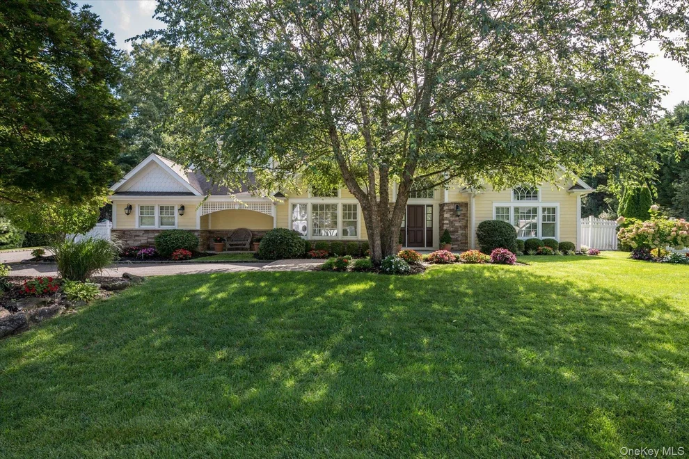 Unit for sale at 6 Maize Court, Huntington, NY 11747