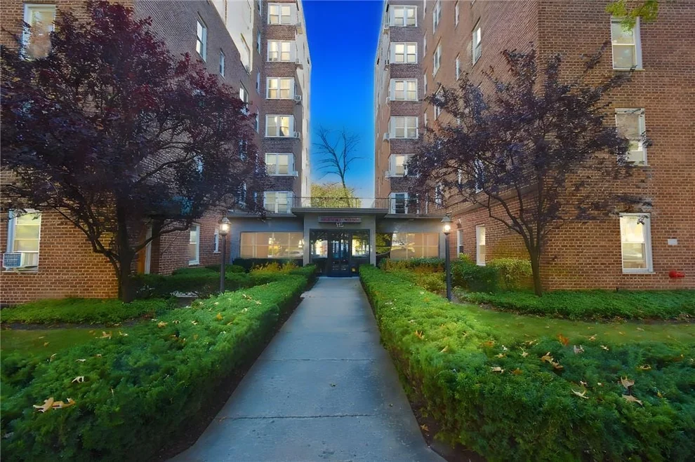 Unit for sale at 625 Gramatan, Mount Vernon, NY 10552
