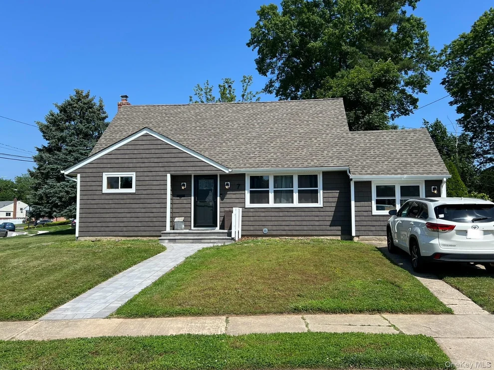 Unit for sale at 7 Mindy Lane, Oyster Bay, NY 11590