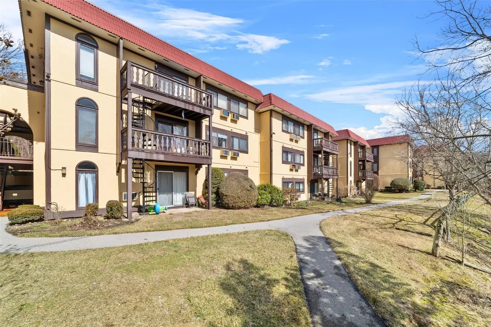 Unit for sale at 4 Granada Crescent, Greenburgh, NY 10603