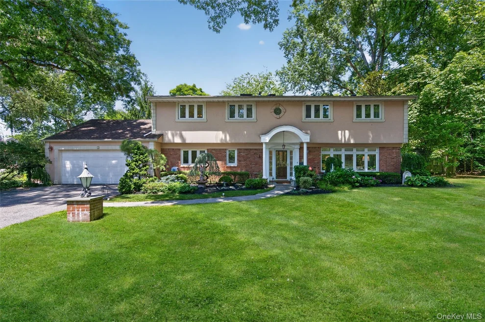 Unit for sale at 4 Waring Drive, North Hempstead, NY 11030