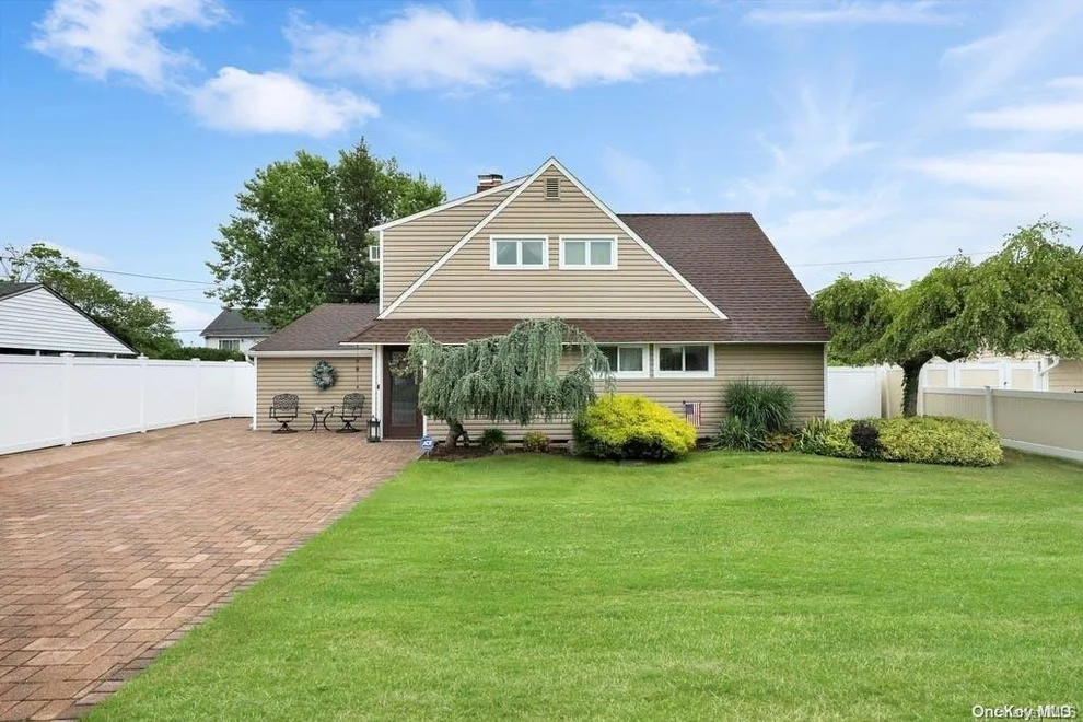 Unit for sale at 120 Winter Lane, Oyster Bay, NY 11801