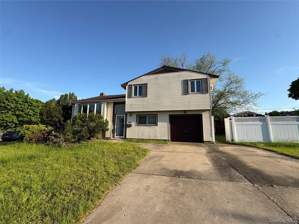 Unit for sale at 5 Skellington Road, Oyster Bay, NY 11803